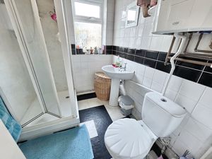 Shower room- click for photo gallery